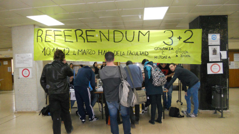 Estudiantes de la Facultad de Geografía e Historia, UCM, votan en el Referéndum 3+2/: B.Gordaliza
