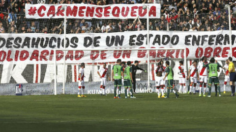 Aficionados del Rayo han desplegado una pancarta en apoyo de la anciana desahuciada el pasado viernes. EFE
