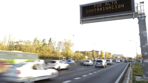Cartel en el acceso a Madrid por la A5, a la altura de Cuatro Vientos, que recuerda a los conductores la velocidad permitida debido a los niveles de contaminación. EFE/Zipi Cartel en el acceso a Madrid por la A5, a la altura de Cuatro Vientos, que recuerda a los conductores la velocidad permitida debido a los niveles de contaminación. EFE/Zipi