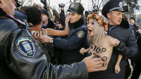 La policía ucraniano arresta a las activistas del movimiento Femen durante una protesta contra la homofobia delante del Parlamento en Kiev (Ucrania). REUTERS/Gleb Garanich