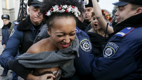 La policía ucraniano arresta a una activista del movimiento Femen durante una protesta contra la homofobia delante del Parlamento en Kiev (Ucrania). REUTERS/Gleb Garanich
