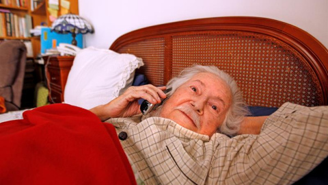 El escritor mexicano Fernando del Paso habla por teléfono en su casa de Guadalajara (México) El escritor mexicano Fernando del Paso habla por teléfono en su casa de Guadalajara (México)