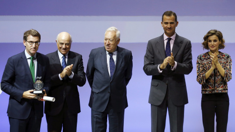 Los Reyes Felipe y Letizia, junto al ministro de Asuntos Exteriores, José Manuel García-Margallo, el presidente del BBVA, Francisco González, y el presidente de la Xunta, Alberto Núñez Feijóo, durante el acto de entrega de las acreditacione Los Reyes Felipe y Letizia, junto al ministro de Asuntos Exteriores, José Manuel García-Margallo, el presidente del BBVA, Francisco González, y el presidente de la Xunta, Alberto Núñez Feijóo, durante el acto de entrega de las acreditacione