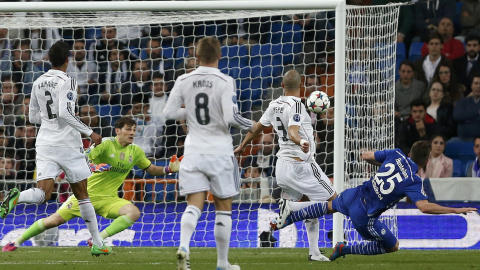 Momento en el que el delantero del Schalke Klaas-Jan Huntelaar hace el cuarto gol de su equipo. - REUTERS Momento en el que el delantero del Schalke Klaas-Jan Huntelaar hace el cuarto gol de su equipo. - REUTERS