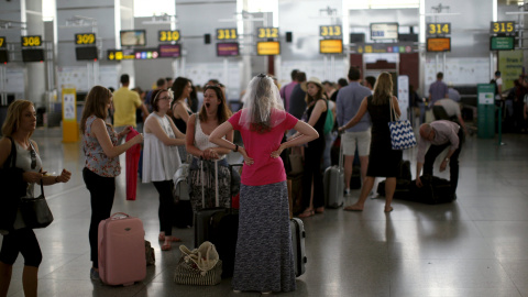 Viajeros en el aeropuerto Pablo Ruiz Picasso de Málaga. REUTERS Viajeros en el aeropuerto Pablo Ruiz Picasso de Málaga. REUTERS