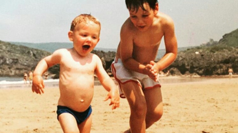 Michu, con 3 años, junto a su hermano Hernán en una playa de Asturias. Michu, con 3 años, junto a su hermano Hernán en una playa de Asturias.