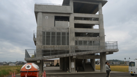 Japón construye a contrarreloj torres y rutas de evacuación, muros de contención y refugios a menos de un kilómetro de la costa de Nankoku, en la prefectura de Kochi (sureste) para pprevenir un tsinami. EFE/Marta O. Craviotto Japón construye a contrarreloj torres y rutas de evacuación, muros de contención y refugios a menos de un kilómetro de la costa de Nankoku, en la prefectura de Kochi (sureste) para pprevenir un tsinami. EFE/Marta O. Craviotto