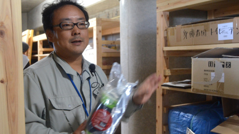 El responsable de la Sección de Gestión del Riesgo del Ayuntamiento de Nankoku (Kochi), Manabu Nomura, enseña los víveres almacenados en una de las torres de evacuación del municipio preparadas para hacer frente a un gran tsunami de más de El responsable de la Sección de Gestión del Riesgo del Ayuntamiento de Nankoku (Kochi), Manabu Nomura, enseña los víveres almacenados en una de las torres de evacuación del municipio preparadas para hacer frente a un gran tsunami de más de