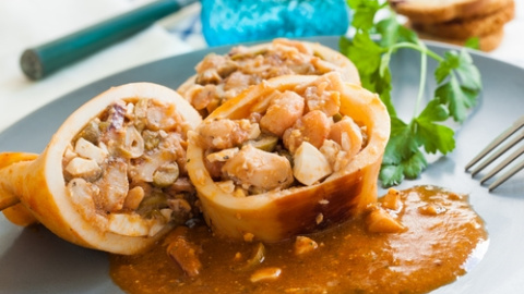 Calamares rellenos de gamba con salsa de almendras. Calamares rellenos de gamba y huevos.