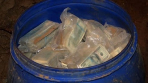 Un agricultor colombiano desentierra 600 millones de dólares pertenecientes a Pablo Escobar | Público