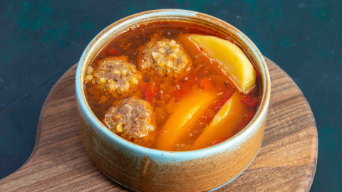 Sopa de albóndigas. Por KamranAydinov - www.freepik.es. Sopa de albóndigas.