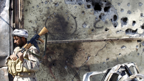 Un soldado camina con su arma al hombro por las calles de Tikrit. REUTERS Un soldado camina con su arma al hombro por las calles de Tikrit. REUTERS