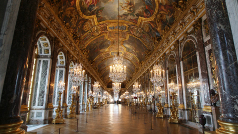 En el Palacio de Versailles, en París, prohibirán en las próximas semanas el uso de "palos selfies"./ AFP
