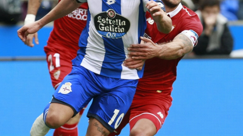 El jugador del Deportivo Florin Andone junto al jugador del Sevilla Carriço durante el partido de la 7ª jornada de la Liga Santander que se ha disputado en el Estadio Riazor de A Coruña. EFE/Cabalar El jugador del Deportivo Florin Andone junto al jugador del Sevilla Carriço durante el partido de la 7ª jornada de la Liga Santander que se ha disputado en el Estadio Riazor de A Coruña. EFE/Cabalar