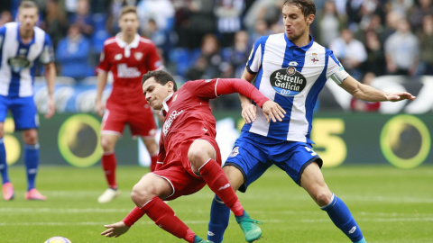 El jugador del Deportivo Pedro Mosquera junto al jugador del Sevilla Ganso durante el partido de la 7ª jornada de la Liga Santander que se ha disputado en el Estadio Riazor de A Coruña. EFE/Cabalar El jugador del Deportivo Pedro Mosquera junto al jugador del Sevilla Ganso durante el partido de la 7ª jornada de la Liga Santander que se ha disputado en el Estadio Riazor de A Coruña. EFE/Cabalar