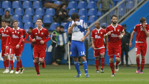 El defensa del Deportivo Alejandro Arribas se lamenta tras el gol de la victoria marcado por el Sevilla, durante el partido de la duodécima jornada de la Liga de Primera División en el estadio de Riazor, en A Coruña. EFE/Cabalar El defensa del Deportivo Alejandro Arribas se lamenta tras el gol de la victoria marcado por el Sevilla, durante el partido de la duodécima jornada de la Liga de Primera División en el estadio de Riazor, en A Coruña. EFE/Cabalar