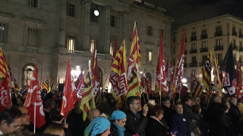 Manifestantes para pedir unos presupuestos sociales frente a Palau de la Generalitat. M.D.