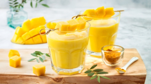 Lassi de mango o batido de yogur con mango. Mango lassi.