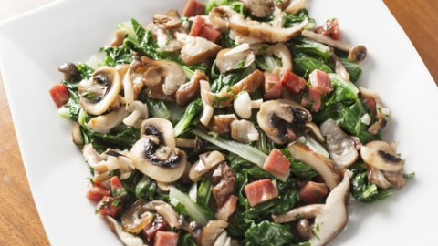 Acelgas salteadas con jamón y champiñones. Acelgas salteadas con jamón y champiñones.