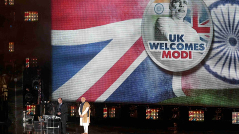El primer ministro de la India Narendra Modi, y el primer ministro británico, David Cameron, de pie en el escenario durante un evento en el estadio de Wembley, en Londres. REUTERS/Suzanne Plunkett