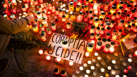 Pancarta con el mensaje "La corrupción mata" en memoria de las personas que murieron durante un incendio en un club nocturno en Bucarest. REUTERS