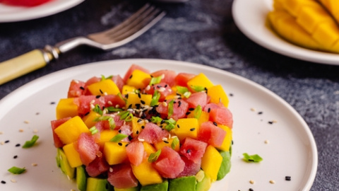 Tartar de atún rojo, con aguacate y mango. Tarta de atún rojo, con aguacate y mango.