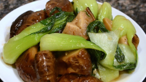 Salteado de pak choi con setas shiitake. Salteado de pak choi con setas shiitake.
