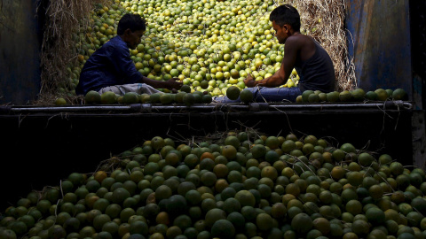 Trabajadores durante la descarga desde un camión en un mercado de frutas en Calcuta. REUTERS/Rupak De Chowdhuri