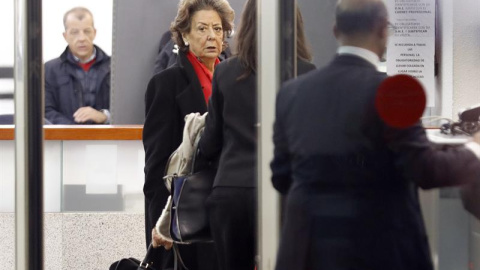 La senadora y exalcaldesa de Valencia por el PP, Rita Barberá, a su llegada esta mañana a la sede del Tribunal Supremo para declarar voluntariamente como investigada o imputada por un delito de blanqueo de dinero relacionado con el caso Ime La senadora y exalcaldesa de Valencia por el PP, Rita Barberá, a su llegada esta mañana a la sede del Tribunal Supremo para declarar voluntariamente como investigada o imputada por un delito de blanqueo de dinero relacionado con el caso Ime