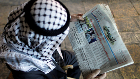 Un palestino lee en el diario 'Al-Quds' la noticia de las elecciones en EEUU. REUTERS/Ammar Awad Un palestino lee en el diario 'Al-Quds' la noticia de las elecciones en EEUU. REUTERS/Ammar Awad