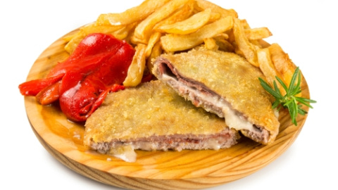 Receta cachopo de Asturias o cachopo de ternera. Cachopo con patatas fritas y pimientos.