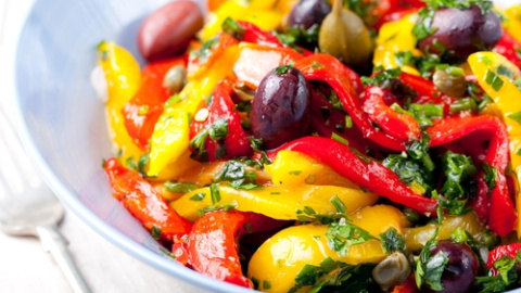 Ensalada de pimientos asados con ajo, aceitunas negras y alcaparras. Receta ensalada de pimientos asados.