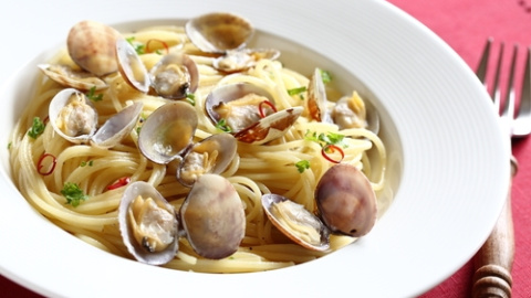Espaguetis con almejas o spaghetti alle vongole. espaguetis-almejas-alle-vongole