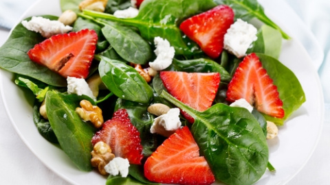 Ensalada de espinacas y fresas, con queso feta y nueces. Ensalada espinacas y fresas, con queso feta y nueces.