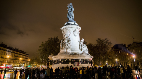 La plaza de la República repleta de personas que conmemoran los atentados del 13 de Noviembre de 2015 en París, Francia. / EFE La plaza de la República repleta de personas que conmemoran los atentados del 13 de Noviembre de 2015 en París, Francia. / EFE
