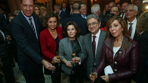 El nuevo delegado del Gobierno en Catalunya, Enric Millo (2d), posa con la vicepresidenta del Gobierno, Soraya Sáenz de Santamaría (c); la ministra de Sanidad, Dolors Monserrat (2i); la presidenta del PPC, Alicia Sánchez Camacho (d), y el l
