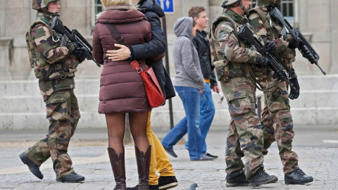 Una patrulla militar francesa cerca de la catedral de Notre Dame el día después de los atentados de París.- REUTERS / Yves Herman