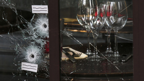 Impactos de bala en la ventana de un restaurante el día después de los atentados de París.- REUTERS / Pascal Rossignol