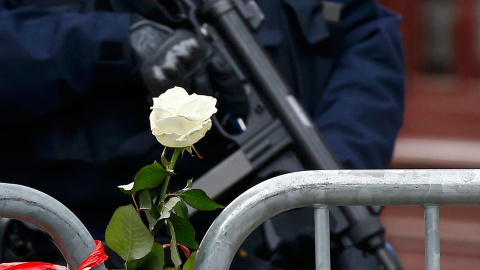 Un policía monta guardia en la escena de uno de los tiroteos, el día después de los atentados de París.-  REUTERS / Benoit Tessier