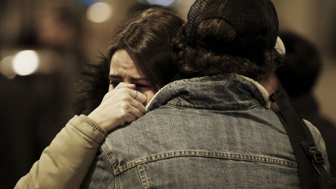 La gente llora cerca de la escena de un tiroteo el día después de una serie de ataques mortales en París.- REUTERS / Yves Herman