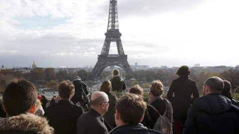 Minuto de silencio en el Trocadero, frente a la Torre Eiffel. / REUTERS Minuto de silencio en el Trocadero, frente a la Torre Eiffel. / REUTERS