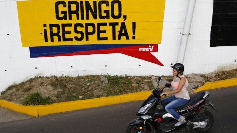 Un albañil observa las vistas desde la planta 99 de la torre Lotte World en Seúl, que actualmente se encuentra en construcción. / REUTERS