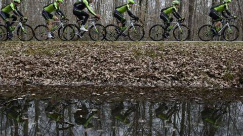 Ciclistas del equipo Cannondale-Garmin durante la tercera etapa de la 73 edición de la París-Niza. / AFP