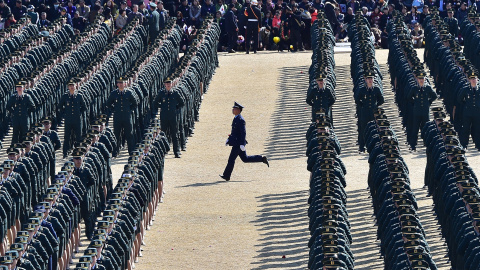 Un nuevo recluta de Corea del Sur corre a su puesto durante su ceremonia de graduación. / AFP