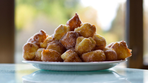Buñuelos de viento, postre típico del Día de Todos los Santos. Buñuelos de viento.