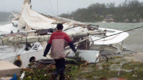Un habitante de Port Vila, capital de la isla de Vanuatu mira los daños ocasionados por el ciclón. /REUTERS