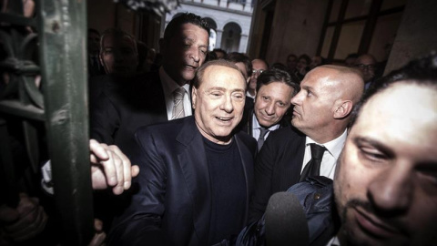 El ex primer ministro italiano Silvio Berlusconi (c) saluda a sus seguidores a su llegada al Palazzo Grazioli en Roma, Italia hoy 11 de marzo de 2015. Berlusconi afirmó hoy que quiere volver a la política, después de que el Tribunal Supremo El ex primer ministro italiano Silvio Berlusconi (c) saluda a sus seguidores a su llegada al Palazzo Grazioli en Roma, Italia hoy 11 de marzo de 2015. Berlusconi afirmó hoy que quiere volver a la política, después de que el Tribunal Supremo