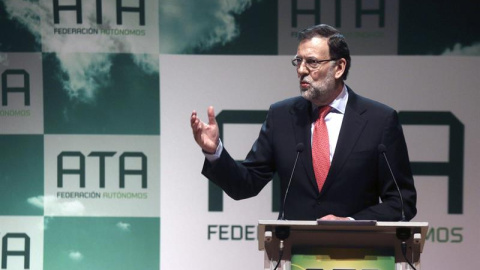 l presidente del Gobierno, Mariano Rajoy, durante su intervención en la clausura el II Foro de Emprendedores y Autónomos, organizado por la federación nacional de trabajadores autónomos ATA. / SALAS (EFE) l presidente del Gobierno, Mariano Rajoy, durante su intervención en la clausura el II Foro de Emprendedores y Autónomos, organizado por la federación nacional de trabajadores autónomos ATA. / SALAS (EFE)