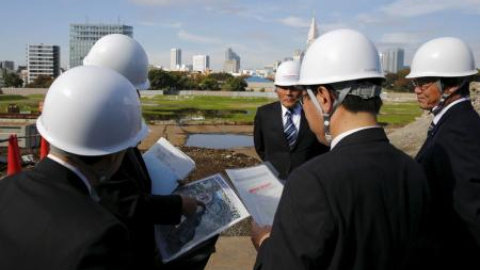 varios cargos del consejo de deportes de Japón miran un mapa del lugar donde se construirá el estadio para los Juegos Olímpicos de 2020.- REUTERS varios cargos del consejo de deportes de Japón miran un mapa del lugar donde se construirá el estadio para los Juegos Olímpicos de 2020.- REUTERS