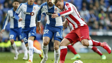 El jugador francés del Atlético de Madrid, Antoine Griezmann, intenta controlar el balón ante la presencia de Álvaro González , del RCD Espanyol. EFE El jugador francés del Atlético de Madrid, Antoine Griezmann, intenta controlar el balón ante la presencia de Álvaro González , del RCD Espanyol. EFE